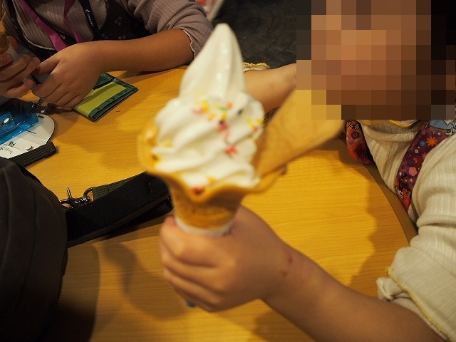 キッザニア東京のソフトクリームショップでできあがったソフトクリーム2