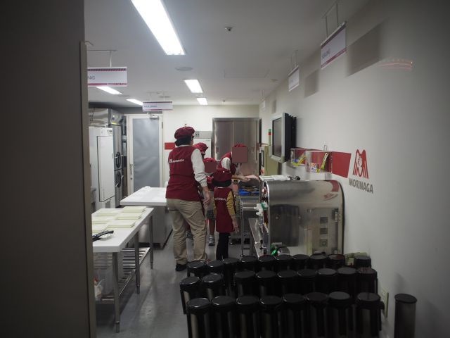 キッザニア東京のハイチュウ(お菓子工場)ハイチュウの作り方④機械①で生地をさらに伸ばす