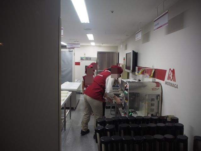 キッザニア東京のハイチュウ(お菓子工場)ハイチュウの作り方⑤機械②で生地を8等分に切る