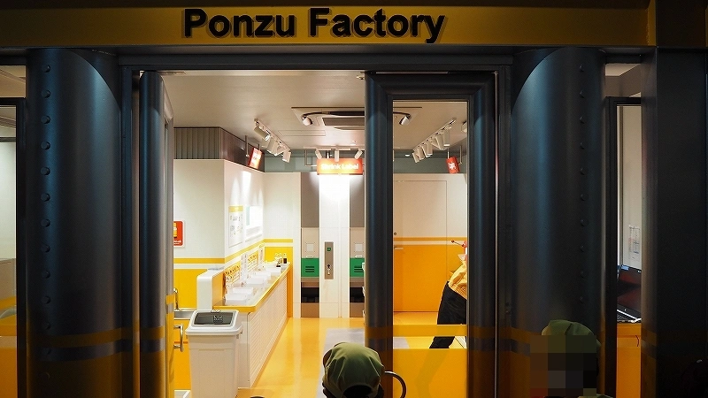 キッザニア東京のぽん酢工房(ラベルを取り付ける機械と作業台)